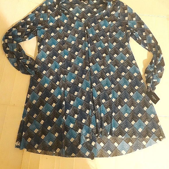 Beautiful NWT Plus Size V-neck Shirred 3/4 sleeve - Picture 3 of 13